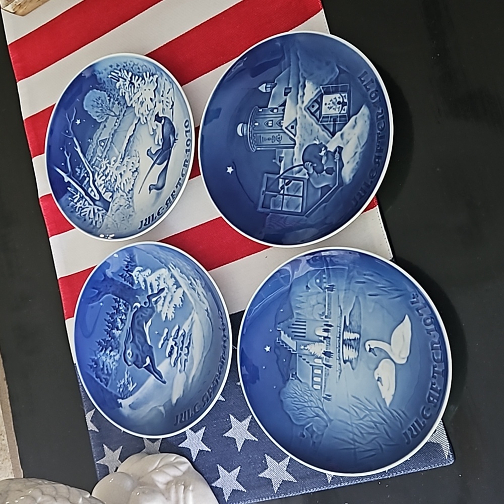 Bing And Grondahl Set Of Four Jule After Plates